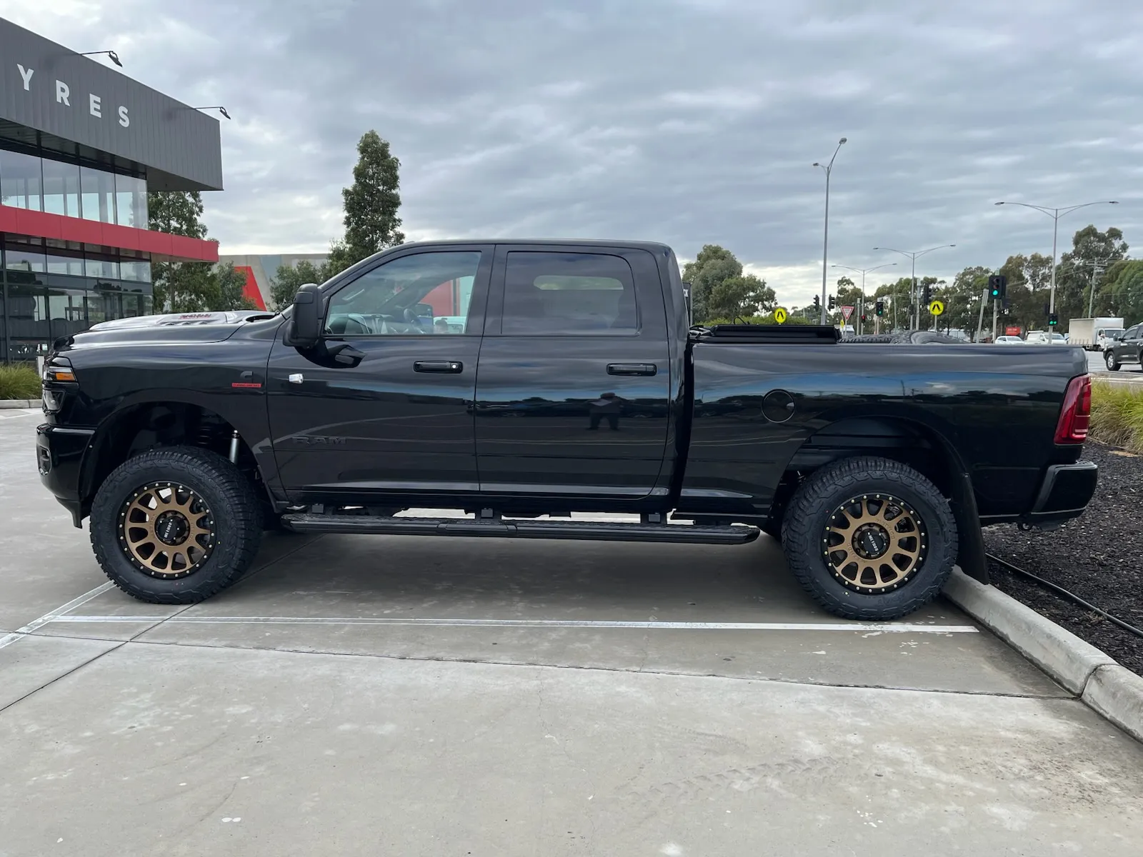 RAM 2500 with METHOD 305 NV 20X9 BRONZE WHEELS |  | RAM